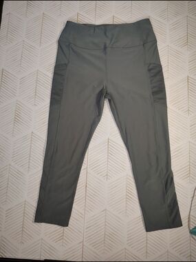 Like New Mondetta Medium Olive Green High-Waist Pocket Leggings